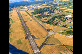 Vue aérienne de Piste de l'aérodrome de Lahrer Flugbetriebs GmbH à le quartier Schuttern in Friesenheim dans le département Bade-Wurtemberg, Allemagne