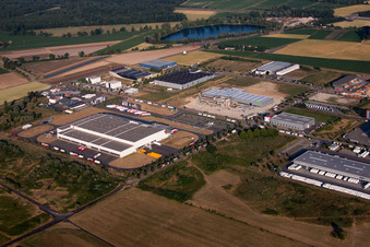 Vue aérienne de Zone industrielle et implantation d'entreprise sur l'aérodrome de KOHLER Maschinenbau GmbH/Forêt-Noire à le quartier Hugsweier in Lahr dans le département Bade-Wurtemberg, Allemagne