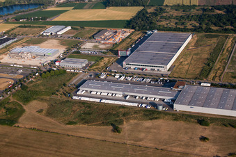 Vue aérienne de Zone industrielle et implantation d'entreprise à l'aéroport Entreprise de logistique DSV Solutions GmbH/Forêt-Noire à le quartier Hugsweier in Lahr dans le département Bade-Wurtemberg, Allemagne