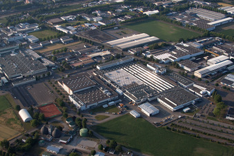 Vue aérienne de Zone industrielle et commerciale Carl Benz Straße ici Grohe AG/Forêt-Noire à Lahr dans le département Bade-Wurtemberg, Allemagne