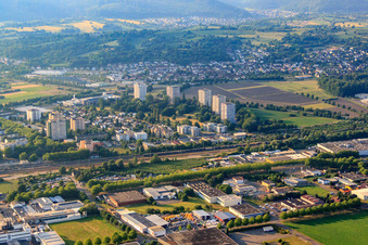 Vue aérienne de 5 immeubles d'appartements de grande hauteur sur Römerstr à Lahr dans le département Bade-Wurtemberg, Allemagne