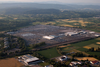 Vue aérienne de Espace de stockage de myMOSOLF, MOSOLF Logistics & Services GmbH, entretien de véhicules et réparation intelligente dans le parc industriel du district de Mietersheim à Lahr/Forêt-Noire à Kippenheim dans le département Bade-Wurtemberg, Allemagne