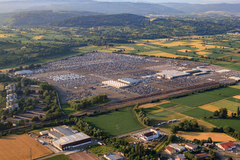 Vue aérienne de Parking avec véhicules de MOSOLF Special Vehicles GmbH à Kippenheim dans le département Bade-Wurtemberg, Allemagne