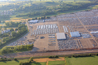 Vue aérienne de Hall Mercedes-Benz AG sur le parking de MOSOLF Logistics & Services GmbH, succursale Kippenheim à Kippenheim dans le département Bade-Wurtemberg, Allemagne