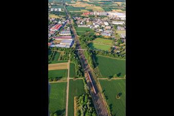 Vue aérienne de Zone industrielle de la Bahnhofstraße sur la voie ferrée avec EHRET et JRS Holzenergie HEW GmbH à le quartier Orschweier in Mahlberg dans le département Bade-Wurtemberg, Allemagne