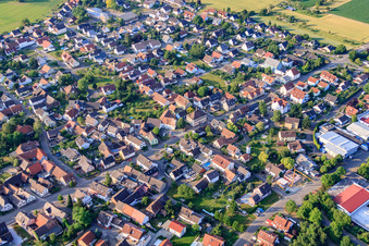 Vue aérienne de Rue principale x rue du château à le quartier Orschweier in Mahlberg dans le département Bade-Wurtemberg, Allemagne
