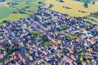 Vue aérienne de Administration locale Hautpstraße x Gartenstr à le quartier Orschweier in Mahlberg dans le département Bade-Wurtemberg, Allemagne