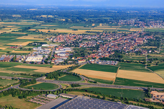 Vue aérienne de Vue de la ville derrière la sortie Etneheim sur l'A5 depuis l'est à le quartier Grafenhausen in Kappel-Grafenhausen dans le département Bade-Wurtemberg, Allemagne