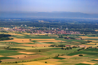 Vue aérienne de Vue de la ville devant Europapark depuis le nord-est à Rust dans le département Bade-Wurtemberg, Allemagne