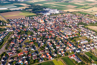 Vue aérienne de Vue des rues et des maisons dans les quartiers résidentiels à Ringsheim dans le département Bade-Wurtemberg, Allemagne