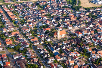 Vue aérienne de Église paroissiale Saint-Jean-Baptiste à Ringsheim dans le département Bade-Wurtemberg, Allemagne