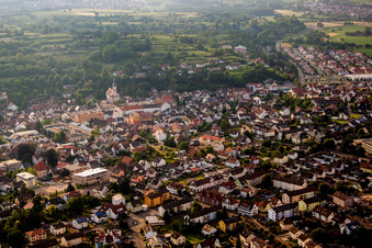 Vue aérienne de Vue des rues et des maisons dans les quartiers résidentiels à Herbolzheim dans le département Bade-Wurtemberg, Allemagne