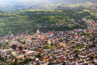 Vue aérienne de Maria-Sand-Straße et l'église Am Berg à Herbolzheim dans le département Bade-Wurtemberg, Allemagne