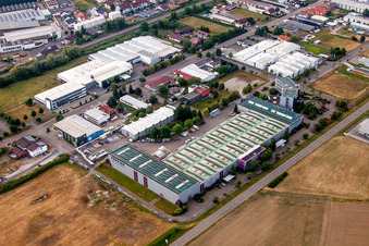 Vue aérienne de Locaux commerciaux du groupe FREYLER Industriebau avec halls, bâtiments d'entreprise et installations de production à Kenzingen dans le département Bade-Wurtemberg, Allemagne