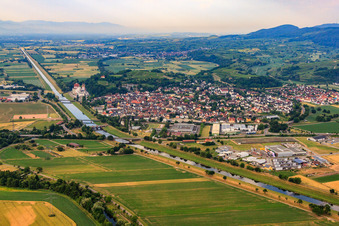 Vue aérienne de Vue de la ville sur le Leeopoldskanal depuis le nord-est à Riegel am Kaiserstuhl dans le département Bade-Wurtemberg, Allemagne