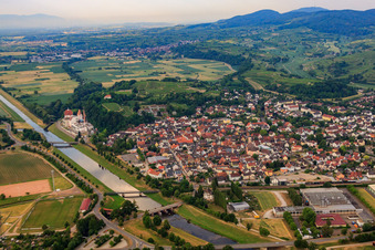 Vue aérienne de Vue de la ville sur le Leeopoldskanal depuis le nord-est à Riegel am Kaiserstuhl dans le département Bade-Wurtemberg, Allemagne