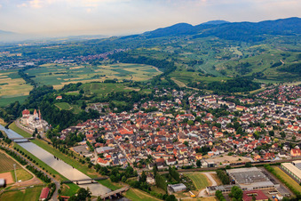 Photographie aérienne de Vue de la ville sur le Leeopoldskanal depuis le nord-est à Riegel am Kaiserstuhl dans le département Bade-Wurtemberg, Allemagne