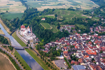 Vue aérienne de Fondation Schloss Messmer et Kunsthalle de Grossherzog-Leopold-Platz à Riegel am Kaiserstuhl dans le département Bade-Wurtemberg, Allemagne