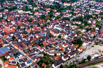 Vue aérienne de Église Saint-Martin dans le vieux centre-ville à Riegel am Kaiserstuhl dans le département Bade-Wurtemberg, Allemagne