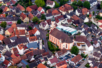 Vue aérienne de Église Saint-Martin dans le vieux centre-ville à Riegel am Kaiserstuhl dans le département Bade-Wurtemberg, Allemagne