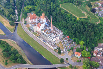 Vue aérienne de Römerbräu Riegel - Brasserie et galerie d'art Messmer à Riegel am Kaiserstuhl dans le département Bade-Wurtemberg, Allemagne
