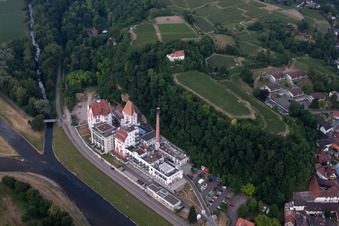 Vue aérienne de Fondation Schloss Messmer et Kunsthalle de Grossherzog-Leopold-Platz à Riegel am Kaiserstuhl dans le département Bade-Wurtemberg, Allemagne