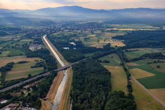 Vue aérienne de Pont fluvial de l'A5 sur l'Elz à Riegel am Kaiserstuhl dans le département Bade-Wurtemberg, Allemagne