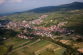 Vue aérienne de Vue des rues et des maisons dans les quartiers résidentiels à le quartier Oberschaffhausen in Bötzingen dans le département Bade-Wurtemberg, Allemagne