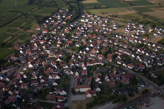 Vue aérienne de Vue des rues et des maisons dans les quartiers résidentiels à Gottenheim dans le département Bade-Wurtemberg, Allemagne