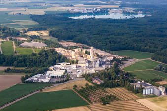 Vue aérienne de Terrain et zones de recouvrement de la mine de ciment à ciel ouvert et de l'usine de matériaux de construction Saint-Gobain Weber GmbH Merdingen à Merdingen dans le département Bade-Wurtemberg, Allemagne