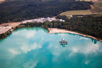 Vue aérienne de Betonwerk Müller GmbH & Co. KG au Rimsinger Baggersee à le quartier Gündlingen in Breisach am Rhein dans le département Bade-Wurtemberg, Allemagne