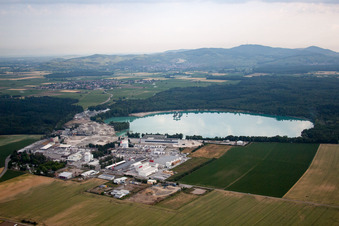 Vue oblique de Installation de mélange de matériaux de construction de Birkenmeier Stein+Design dans la gravière Breisach am Rhein-Niederrimsingen dans le district de Niederrimsingen à le quartier Oberrimsingen in Breisach am Rhein dans le département Bade-Wurtemberg, Allemagne