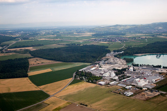 Installation de mélange de matériaux de construction de Birkenmeier Stein+Design dans la gravière Breisach am Rhein-Niederrimsingen dans le district de Niederrimsingen à le quartier Oberrimsingen in Breisach am Rhein dans le département Bade-Wurtemberg, Allemagne d'en haut