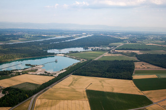 Installation de mélange de matériaux de construction de Birkenmeier Stein+Design dans la gravière Breisach am Rhein-Niederrimsingen dans le district de Niederrimsingen à le quartier Oberrimsingen in Breisach am Rhein dans le département Bade-Wurtemberg, Allemagne hors des airs
