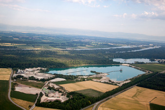 Installation de mélange de matériaux de construction de Birkenmeier Stein+Design dans la gravière Breisach am Rhein-Niederrimsingen dans le district de Niederrimsingen à le quartier Oberrimsingen in Breisach am Rhein dans le département Bade-Wurtemberg, Allemagne vue d'en haut