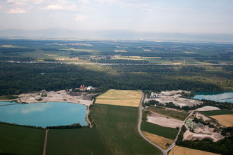 Installation de mélange de matériaux de construction de Birkenmeier Stein+Design dans la gravière Breisach am Rhein-Niederrimsingen dans le district de Niederrimsingen à le quartier Oberrimsingen in Breisach am Rhein dans le département Bade-Wurtemberg, Allemagne depuis l'avion