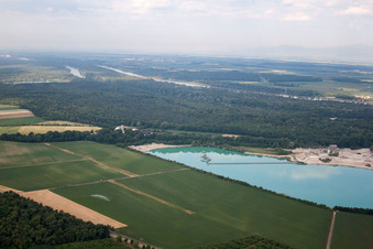 Vue d'oiseau de Installation de mélange de matériaux de construction de Birkenmeier Stein+Design dans la gravière Breisach am Rhein-Niederrimsingen dans le district de Niederrimsingen à le quartier Oberrimsingen in Breisach am Rhein dans le département Bade-Wurtemberg, Allemagne