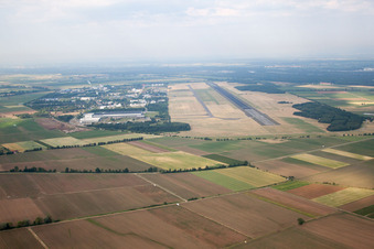 Vue aérienne de Piste avec zone de circulation de l'aérodrome de Bremgarten dans le district de Tunsel à Eschbach dans le département Bade-Wurtemberg, Allemagne
