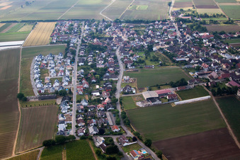 Vue aérienne de Vue des rues et des maisons dans les quartiers résidentiels à le quartier Tunsel in Bad Krozingen dans le département Bade-Wurtemberg, Allemagne