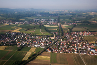 Vue aérienne de Vue des rues et des maisons dans les quartiers résidentiels à Eschbach dans le département Bade-Wurtemberg, Allemagne