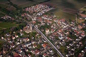 Vue aérienne de Vue des rues et des maisons dans les quartiers résidentiels à Eschbach dans le département Bade-Wurtemberg, Allemagne