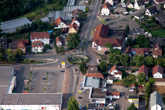 Vue aérienne de Installation artistique d'une sculpture en plein air sur le rond-point Eisenbahnstraße / B3 à Heitersheim dans le département Bade-Wurtemberg, Allemagne
