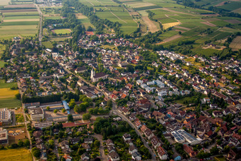 Vue aérienne de Vue des rues et des maisons dans les quartiers résidentiels à Heitersheim dans le département Bade-Wurtemberg, Allemagne
