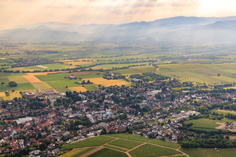 Vue aérienne de Vue de la ville depuis le sud-ouest avec Saint-Barthélemy à Heitersheim dans le département Bade-Wurtemberg, Allemagne