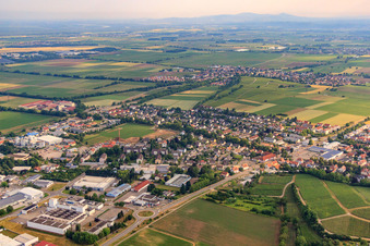 Vue aérienne de Zone industrielle de Beiersdorfstraße avec KAPPUS 1848 GmbH à Heitersheim dans le département Bade-Wurtemberg, Allemagne