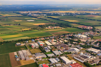Vue aérienne de Zone industrielle de la Tiergartenstraße avec Winterhalder Selbstklebetechnik GmbH à Heitersheim dans le département Bade-Wurtemberg, Allemagne