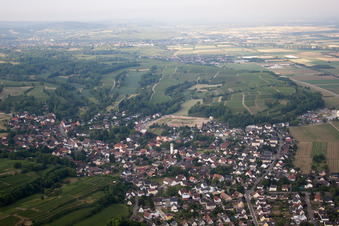 Vue aérienne de Vue des rues et des maisons dans les quartiers résidentiels à Buggingen dans le département Bade-Wurtemberg, Allemagne