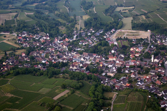 Vue aérienne de Vue des rues et des maisons dans les quartiers résidentiels à Buggingen dans le département Bade-Wurtemberg, Allemagne