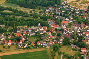Vue aérienne de Église évangélique au cimetière à Buggingen dans le département Bade-Wurtemberg, Allemagne