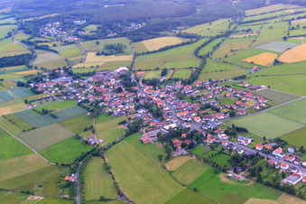 Vue aérienne de Vue du village depuis l'est à Grebenhain dans le département Hesse, Allemagne